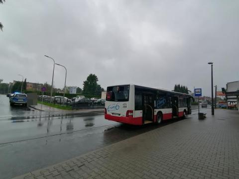 Dwa samochody osobowe i miejski autobus. Co stało się na ul. Paderewskiego w Sączu?