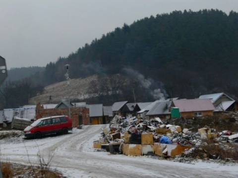 Maszkowice: Ogień wysoki na 15 metrów! Płoną śmieci w romskiej osadzie