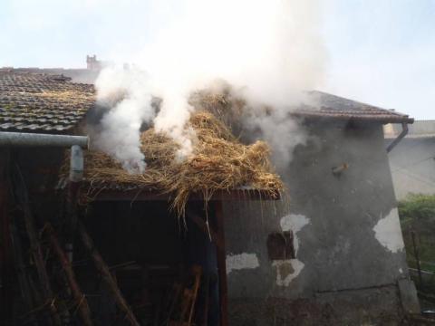 Nawojowa: strażacy przez dwie godziny gasili pożar stodoły
