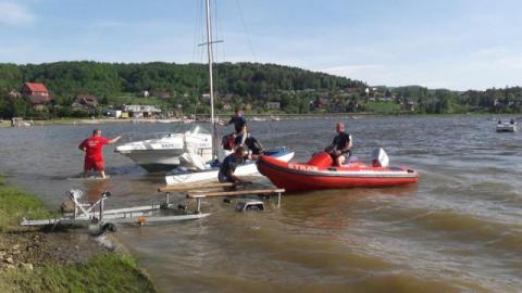 Na Jeziorze Rożnowskim przewróciła się łódź. Dzieci wpadły do wody 