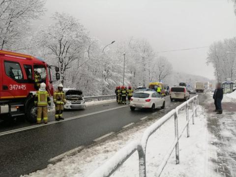 Wypadek na DK-75 we Frycowej. Zderzyły się cztery samochody
