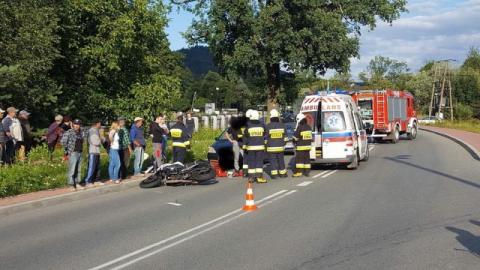 Wypadek w Łabowej. Motocyklista uderzył w osobówkę