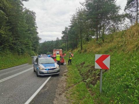 Poważny wypadek na DK-75 w Krzyżówce. Dachował samochód, trwa akcja ratunkowa