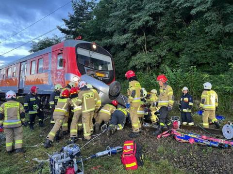 Koszmarny wypadek w Barcicach. Pociąg uderzył w samochód, jedna osoba nie żyje, cztery walczą o życie [ZDJĘCIA]