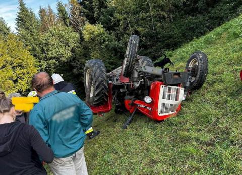 Dramatyczny wypadek podczas prac w lesie. Traktor przewrócił się na stromym zboczu