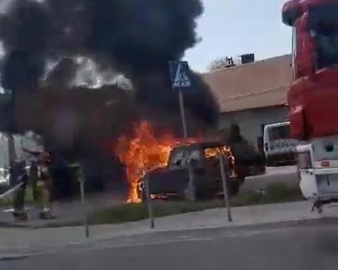Samochód płonął jak pochodnia. Co się wydarzyło na Krakowskiej w Nowym Sączu?