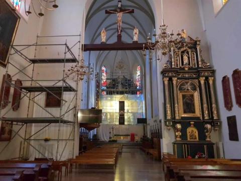 Odrestaurowane ołtarze w bazylice św. Małgorzaty w Nowym Sączu zaskakują kolorystyką. Efekt zobaczysz niebawem [ZDJĘCIA]