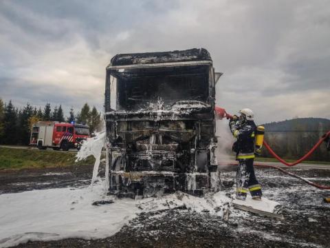 Rosjanin stracił w pożarze ciężarówkę. Ruch na objeździe Justu był wstrzymany 