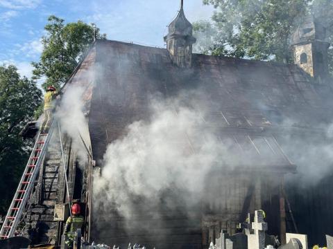 Palił się zabytkowy kościółek św. Heleny. Straty są bardzo duże