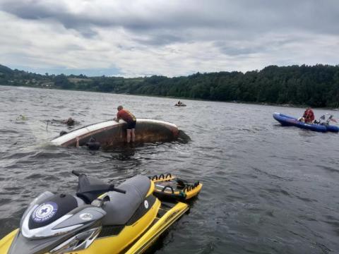Na Jeziorze Rożnowskim przewróciła się łódź. Trzy osoby wpadły do wody