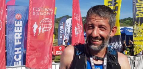 Prof. Marcin Przybyła na mecie ultramarotonu. Pokonał dystans 61 km
