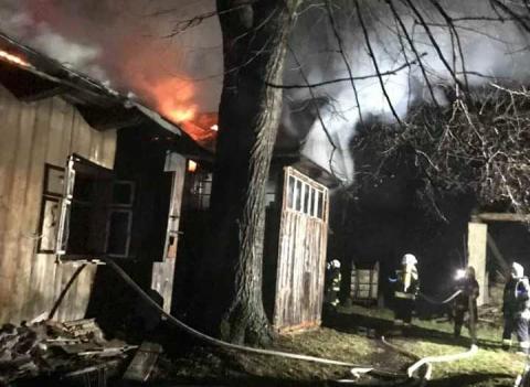 Pożar w Kobylance: strażacy wynieśli mężczyznę z płonącego domu