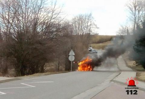 Samochód zapalił się w trakcie jazdy. Kierowca musiał uciekać z płonącego auta