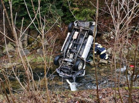 Tragiczny wypadek w Obidzy: samochód wpadł do potoku. Nie żyje kierowca 