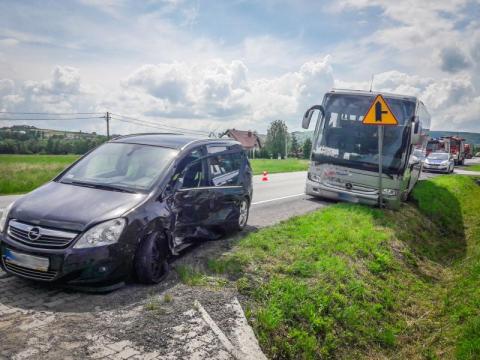 Kraksa na drodze krajowej w Łososinie Dolnej. Samochód zderzył się z autobusem