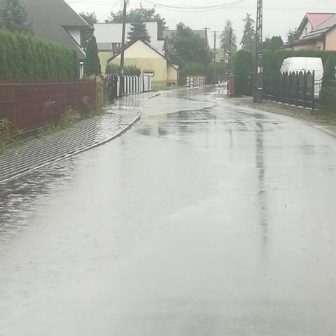 Deszcz pada, w Chełmcu ludzi krew zalewa. Rok minął, a nic się nie zmieniło