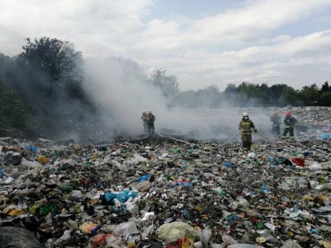 Pożar śmieci na wysypisku w Starym Sączu. Strażacy byli wzywani aż trzy razy