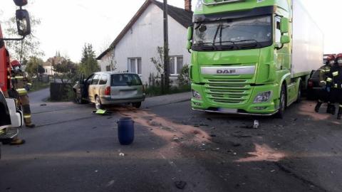Poranny wypadek w Chełmcu. Zderzyły się samochody osobowe i ciężarówka [ZDJĘCIA]