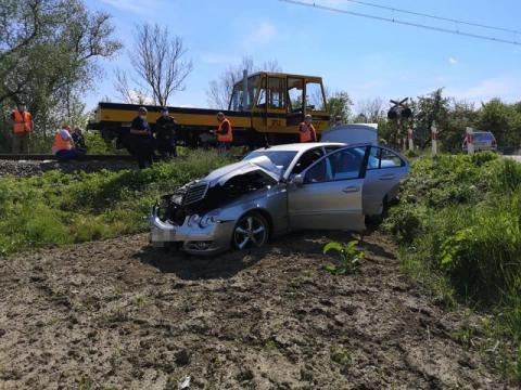 Groźny wypadek na przejeździe kolejowym w Szalowej. Drezyna uderzyła w auto 