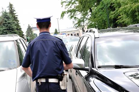 Policja daje mandaty pod kościołem