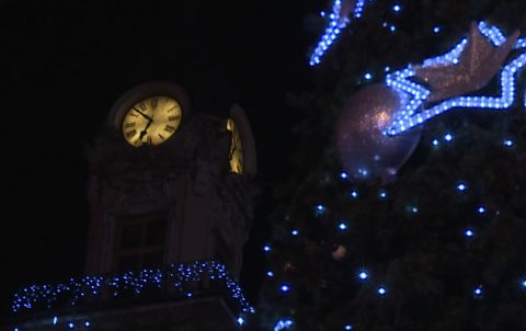 Zegar ratusza w otoczeniu dekoracji świątecznych