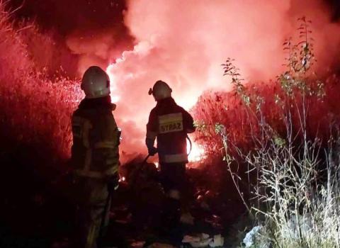 Łuna ognia nad Maszkowicami, znów pożar na osiedlu romskim. Mieszkańcy tracą cierpliwość