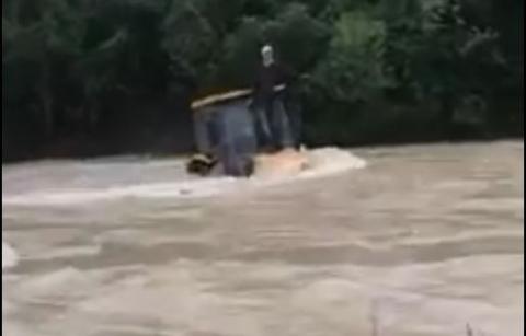 Rzeka porwała ciągnik z traktorzystą. Trwa akcja ratunkowa [FILM]