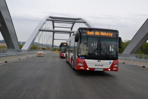 Jako pierwsi przejechali przez nowy most maturzyści. Trzema autobusami z Heleny do centrum. 