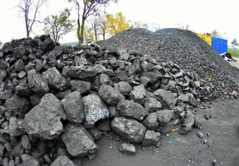 Mieszkańcy Nowego Sącza czekają na węgiel po rządowych cenach. Kiedy będą mogli go kupić?