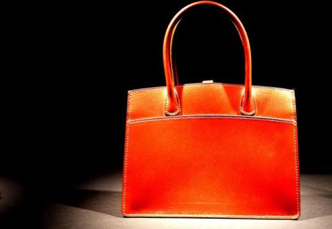 Numer 3 na liście 500 największych fortun Francji w 2022 w sektorze dóbr luksusowych zajęła rodzina Hermès. Jeszcze trochę ponad 10 lat temu niewiele brakowało, by spadkobiercy stracili firmę przez wrogie działania Bernarda Arnault - dziś najbogatszego człowieka na świecie i najbardziej liczącej się osobowości francuskiej i światowej branży dóbr luksusowych.