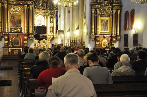 Polacy masowo odchodzą od kościoła. Ogromny spadek liczby praktykujących!