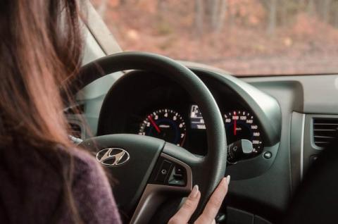 Kobiety jeżdżą zdecydowanie lepiej i bezpieczniej? Takie są fakty