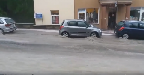 Krynica-Zdrój: rwące potoki na ulicach. Strażacy pompują wodę z budynków