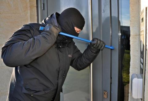 Naruszenie miru domowego. Jak bronić się przed złodziejem lub włamywaczem?