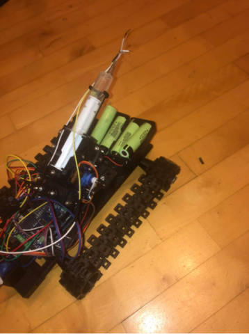 Czołg Arduino z miotaczem ognia. Ci uczniowie sami go… wydrukowali