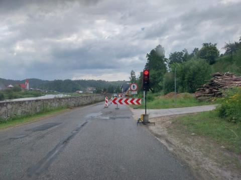 Muszyna: utrudnienia w ruchu, remontują kolejny fragment drogi w kierunku granicy ze Słowacją