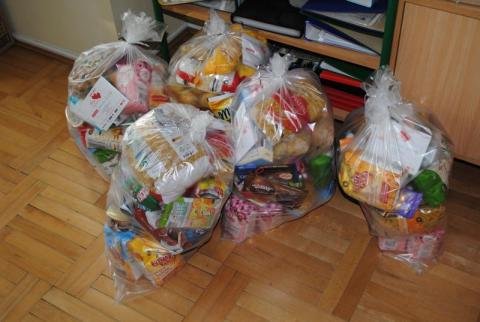 Serce-Sercu: Uczniowie z Kwiatanowic zebrali 10 paczek żywności 