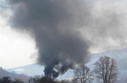 Romowie rozpalili takie ognicho, że kierowcy na drodze Maszkowicach utonęli w dymie