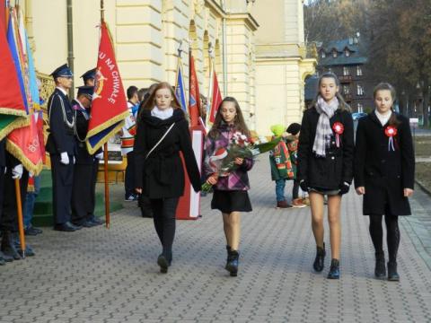 delegacje złożyły kwiaty pod tablicą Józefa Piłsudskiego. 