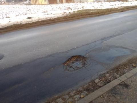Nowy Sącz: dziury na drogach cały czas obecne. Wciąż jest ich dużo