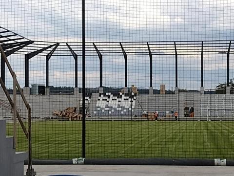 Na stadionie Sandecji są już montowane krzesełka. Jest nowa propozycja wykonawcy