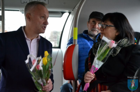 Nowy Sącz: tulipan od prezydenta. Niespodzianka dla pasażerek MPK [FILM]