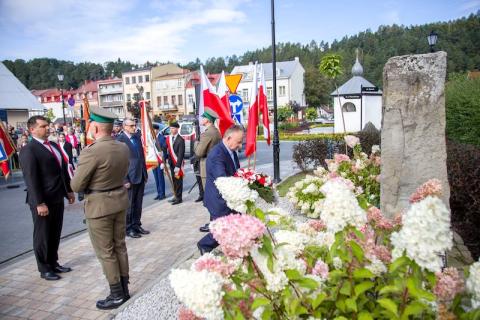 Muszyna: pamiętali o 84. rocznicy wybuchu II wojny światowej. Pod pomnikiem bohaterów złożyli wiązanki kwiatów