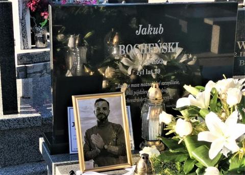 Rodzina i znajomi pożegnali śp. Jakuba Bocheńskiego. Tak wygląda jego grób [ZDJĘCIA]
