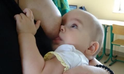 Zaskakujące odkrycie. Mleko zaszczepionych matek uodparnia noworodki na COVID