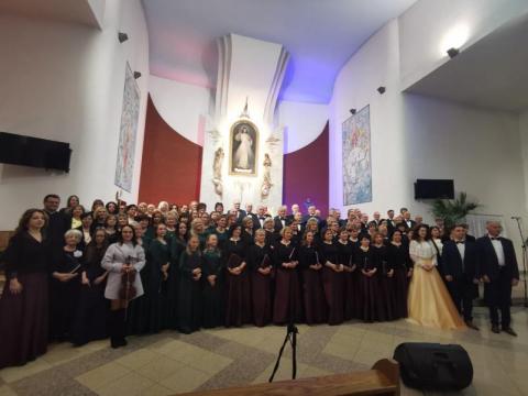 Koncert na pięć chórów w Świniarsku. Ponad 100 osób śpiewało ku czci świętego