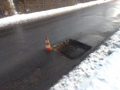 Nowy Sącz: trwa łatanie dziur w asfalcie powstałych po ataku zimy
