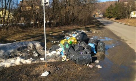 Skandal! 20 worków pełnych śmieci leży przy drodze w Łyczanej