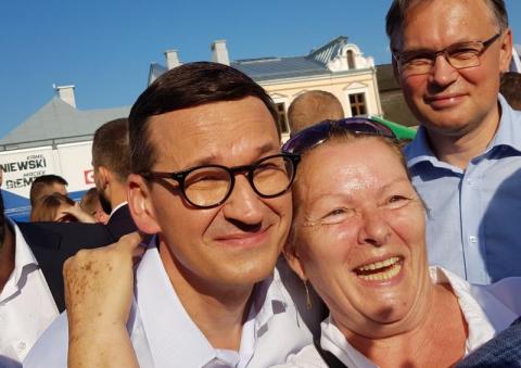 "Równy z niego gość”. Selfie z premierem z politycznego pikniku w Starym Sączu