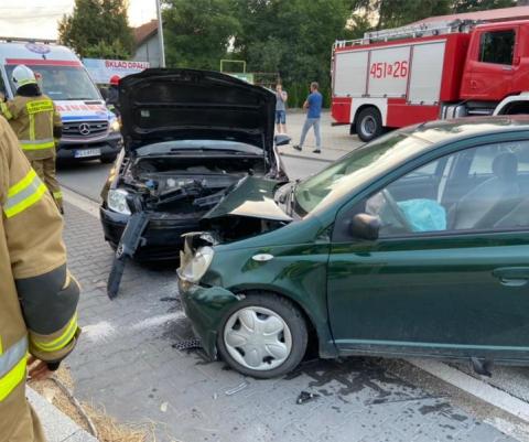 Groźny wypadek w Męcinie. Zderzyły się trzy samochody, dwie osoby w szpitalu 
